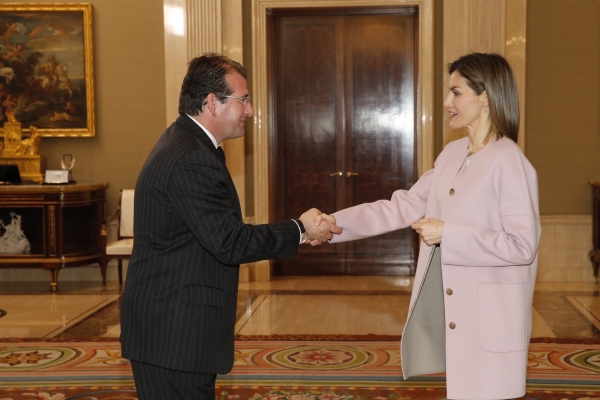 Su Majestad la Reina recibe el saludo del Presidente de Human Age Institute, Raúl Grijalba